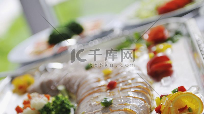 微辣与番茄：火锅底料的两种风味选择**